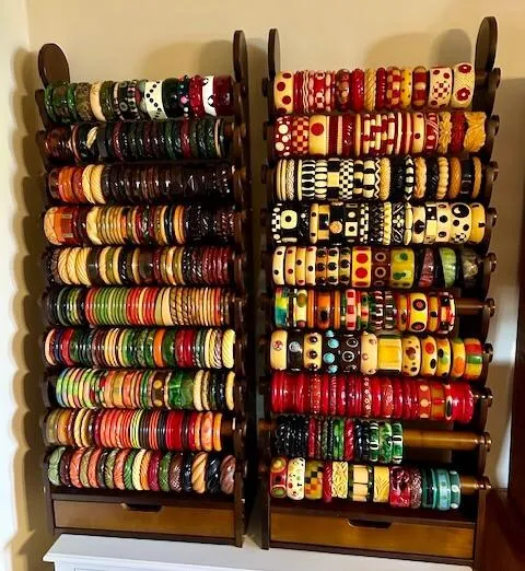 a customer’s own Giant bracelet display, in their space — view 3
