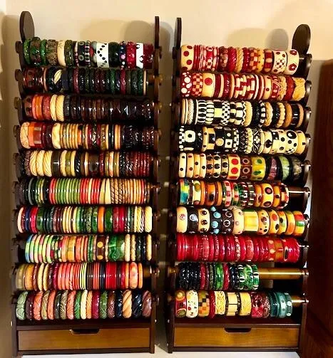 a customer’s own Giant bracelet display, in their space — view 4