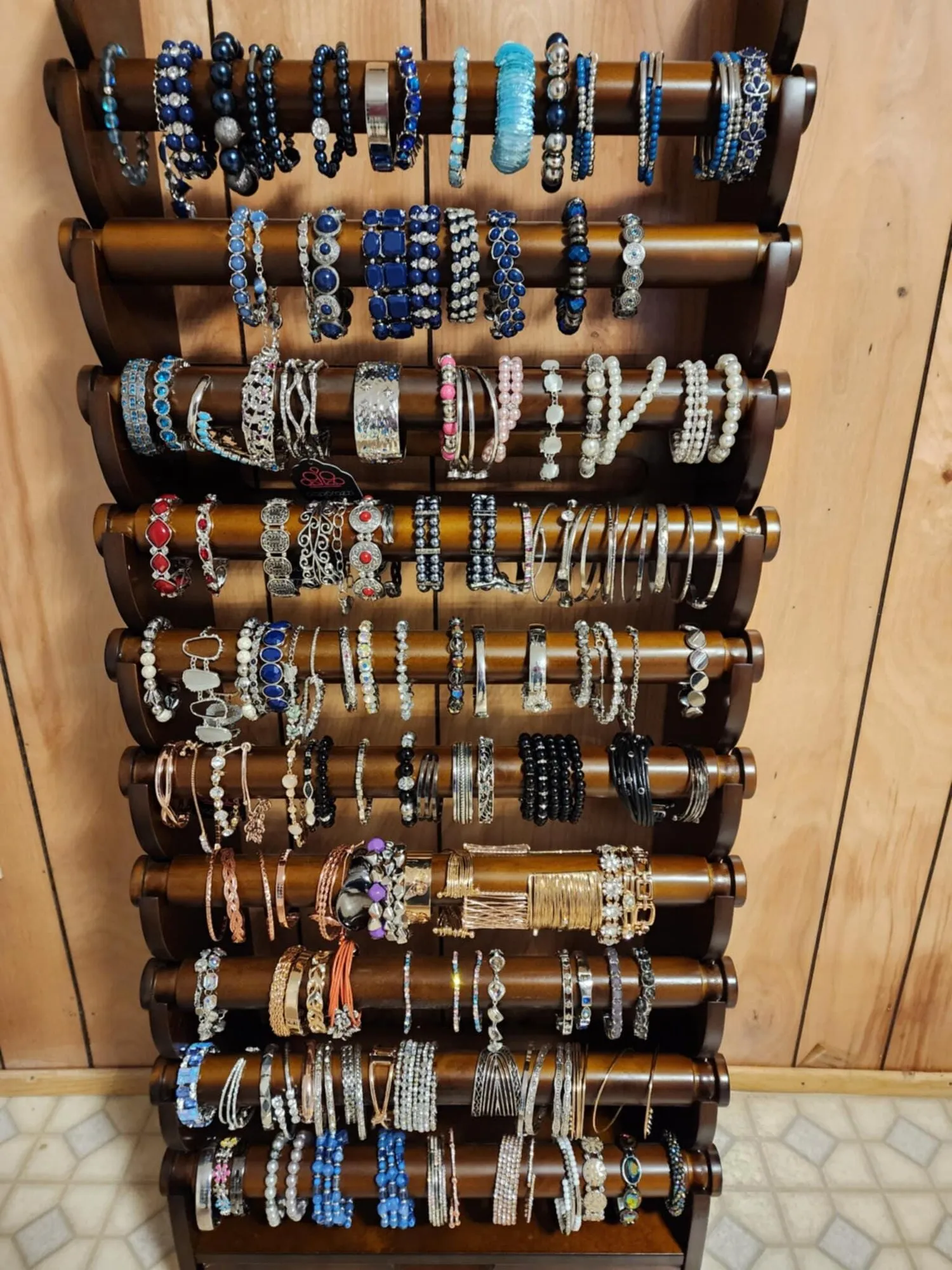 a customer’s own Giant bracelet display, in their space — view 5