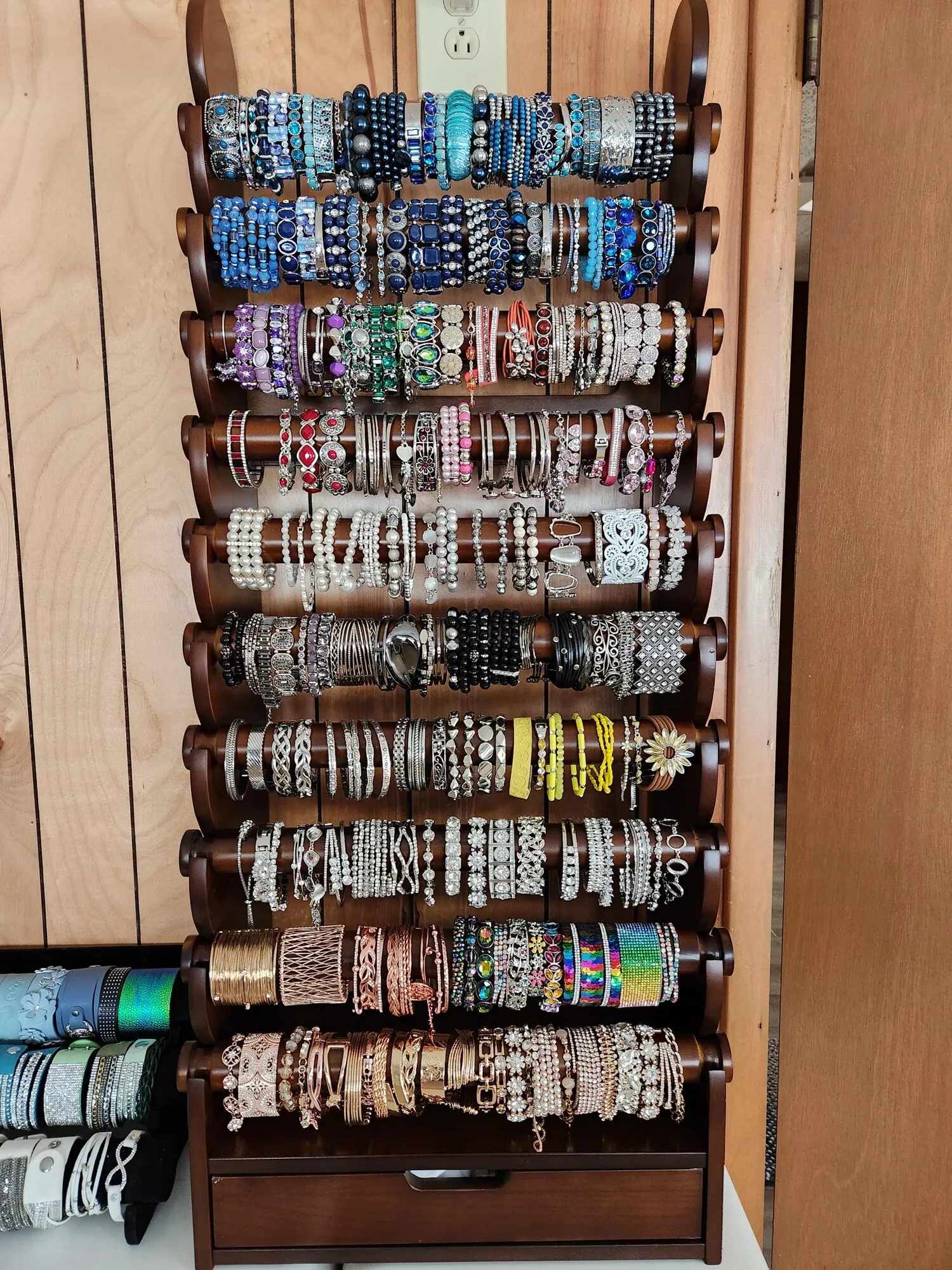 a customer’s own Giant bracelet display, in their space — view 6